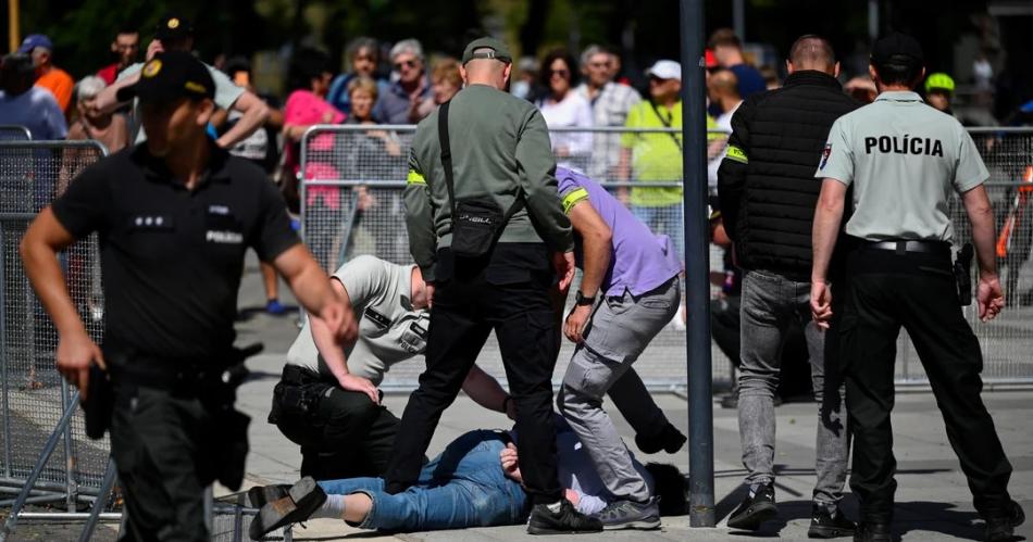 Atacan al primer ministro de Eslovaquia tras una reunioacuten gubernamental