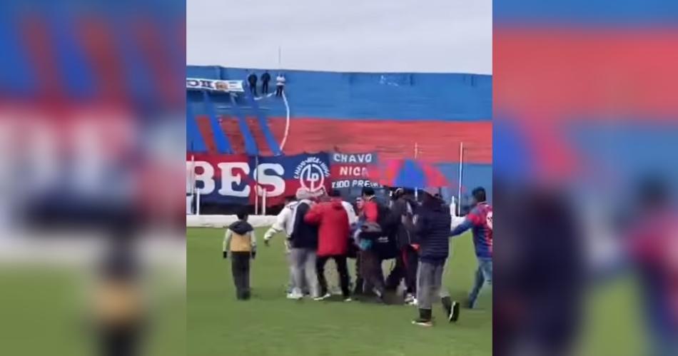 VIDEO Emotiva despedida para un hincha de Guumlemes en pleno campo de juego