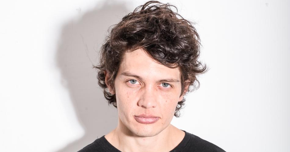 Aliaacuten Devetac el actor argentino que se luce en Secuestro del vuelo 601 la exitosa serie colombiana en Netflix