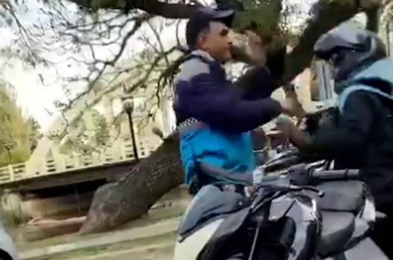 VIDEO- Brutal pelea entre un motociclista y un inspector de traacutensito