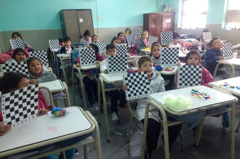 Alumnos arman sus propios tableros para jugar ajedrez