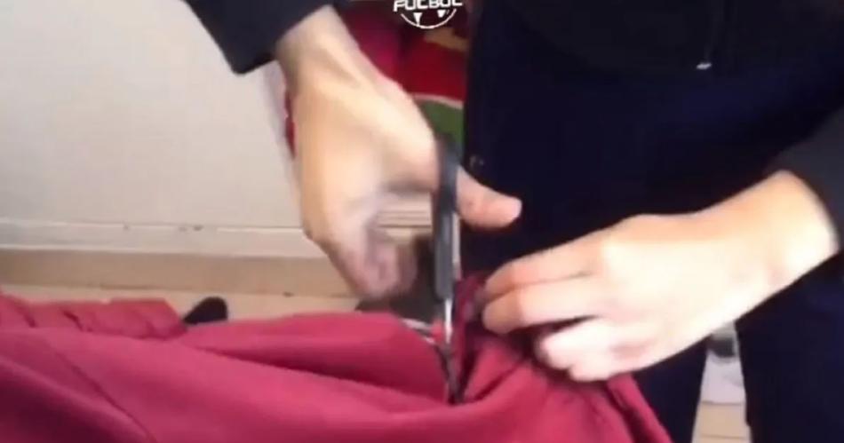 Le cortoacute las camisetas de fuacutetbol al novio- Que le duela