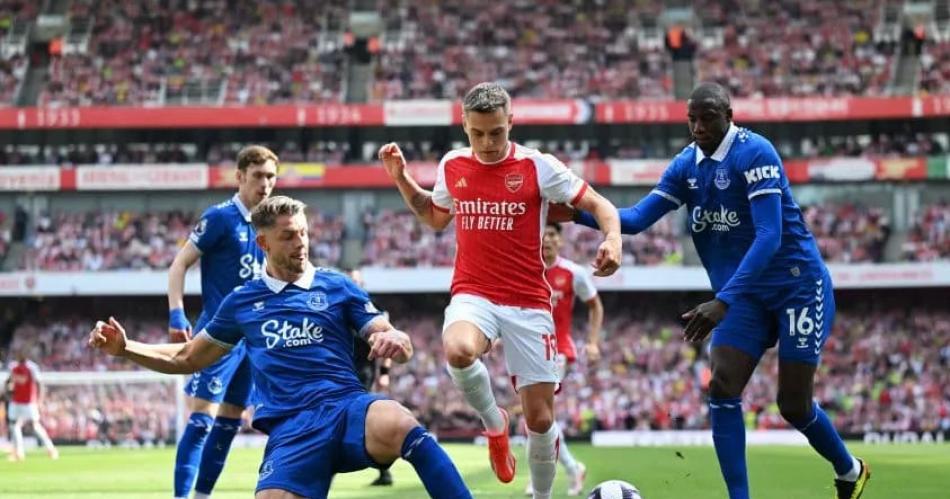 Arsenal ganoacute pero no le alcanzoacute