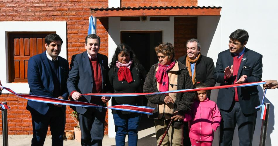 Zamora inauguroacute obras en una escuela un nuevo jardiacuten de infantes y entregoacute 21 viviendas en Quebrachos