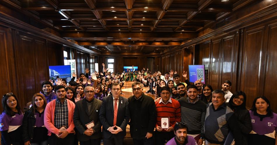 Alumnos de los departamentos Figueroa Robles y Alberdi visitaron Casa de Gobierno