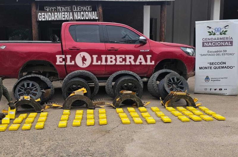 Monte Quemado- secuestran 50 kilos de cocaiacutena que eran transportados en una 4X4