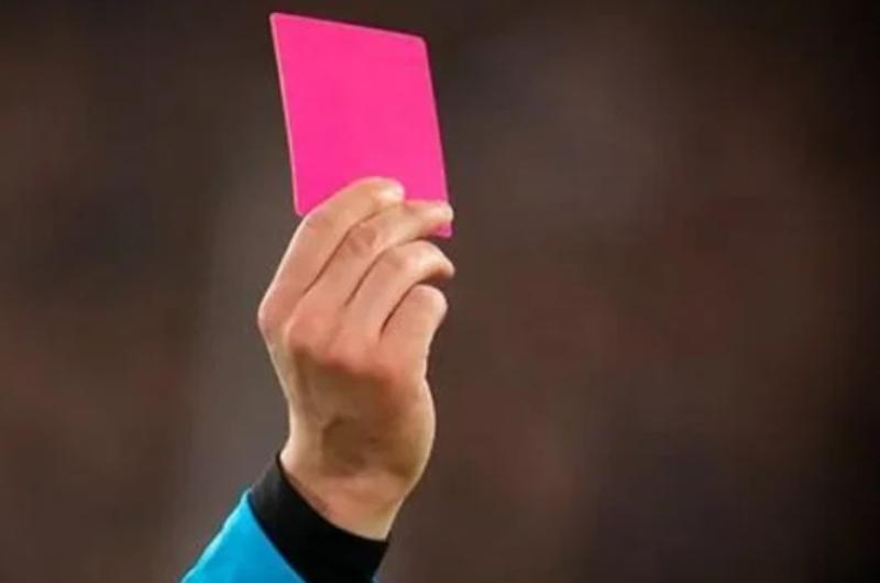 La Conmebol implementaraacute la tarjeta rosa en la Copa Ameacuterica- de queacute se trata