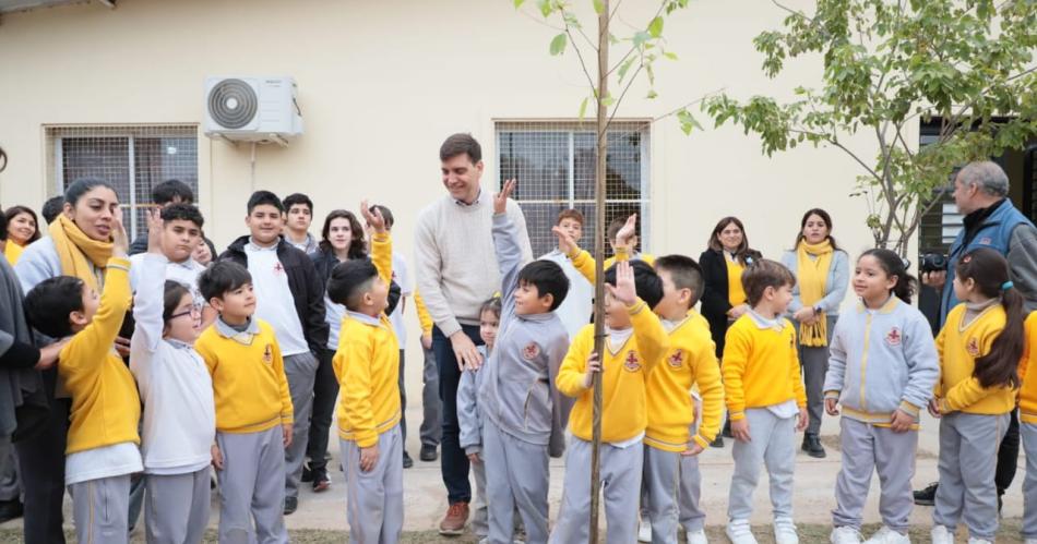 Las Termas realizoacute la reforestacioacuten de la avenida Coronel Lugones