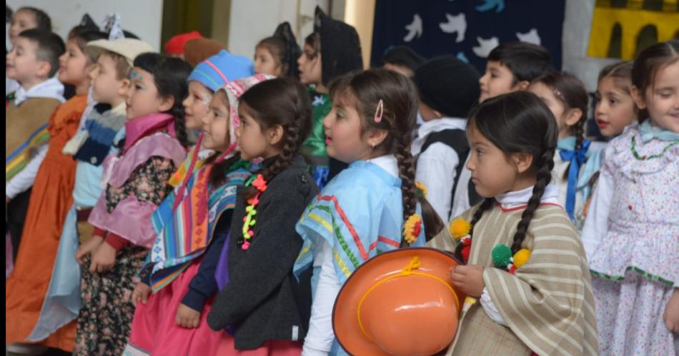 El Colegio San Francisco recordoacute la Revolucioacuten de Mayo con Liacutederes 2024