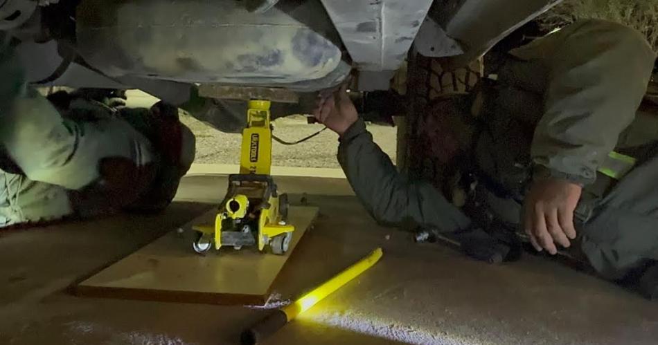 Blanca gasolina- GNA incautoacute 20 kilos cocaiacutena oculta en el tanque de una camioneta