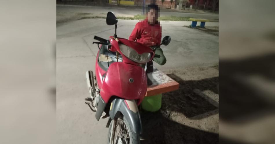 Un menor haciacutea piruetas en la moto policiacuteas intervinieron y fueron agredidos