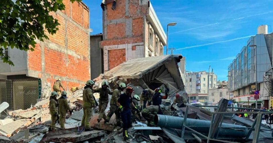 VIDEO El impactante momento en el que se derrumba un edificio de 3 pisos