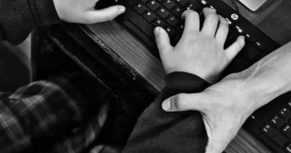 Detienen a docente que pediacutea a sus alumnas mensajes y fotos iacutentimas