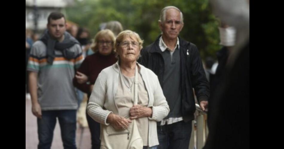 El reajuste son 15 mil maacutes el jubilado seguiraacute muerto de hambre