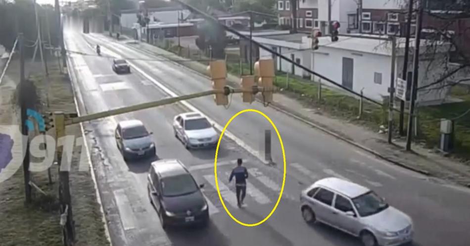 TERRIBLE VIDEO  Un sujeto apuntildealoacute a un nene que pediacutea plata en un semaacuteforo