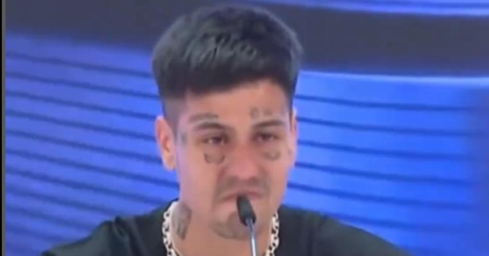 Duki a puro llanto por una inesperada pregunta de su mamaacute en plena conferencia