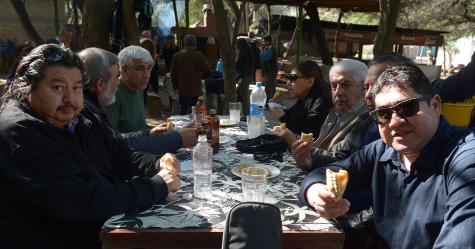 BOMBOS PATIO DEL INDIO FROILAacuteN Y GUISO