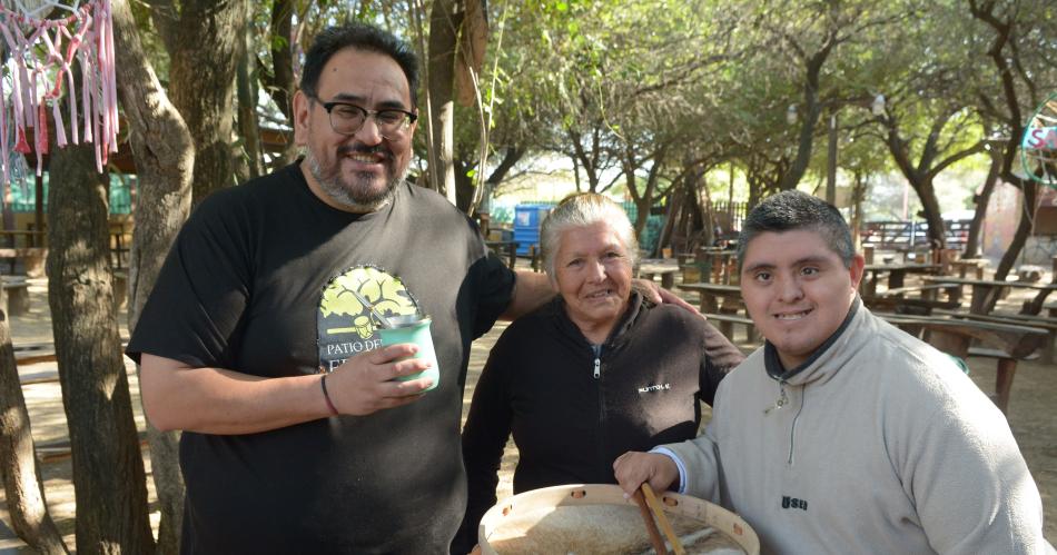 BOMBOS PATIO DEL INDIO FROILAacuteN Y GUISO