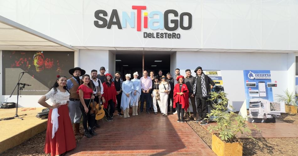 Fernaacutendez promocionoacute su Parque Industrial en la Expo Agroactiva