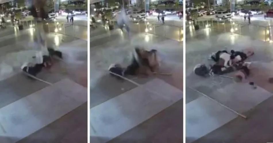 VIDEO DE TERROR Dos muertos y maacutes de diez heridos tras el colapso de la baranda de un bar