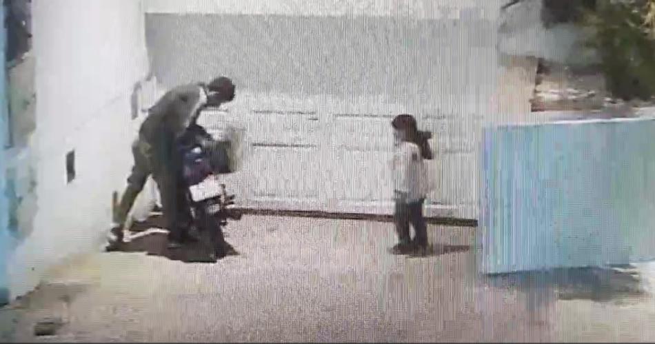 VIDEO LAMENTABLE Roboacute bauleras de motocicletas acompantildeado de su hija que llevaba una muntildeeca