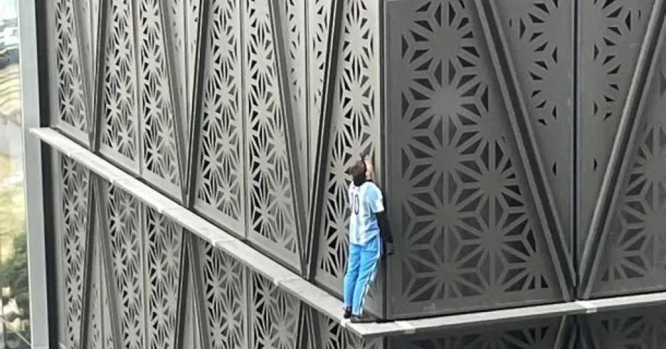 VIDEO Quieacuten es el Hombre Arantildea que escaloacute un edificio de 30 pisos con la camiseta de Messi