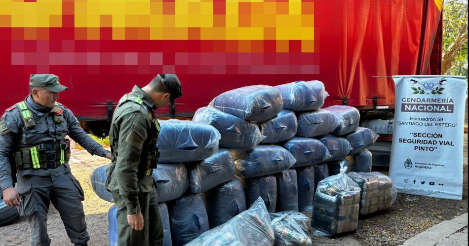 PROCEDIMIENTO Los gendarmes requisaron minuciosamente la carga del camión