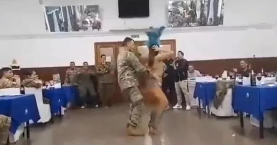 VIDEO Diacutea del Padre escandaloso- en la Fuerza Aeacuterea festejaron como si fuera un cabaret