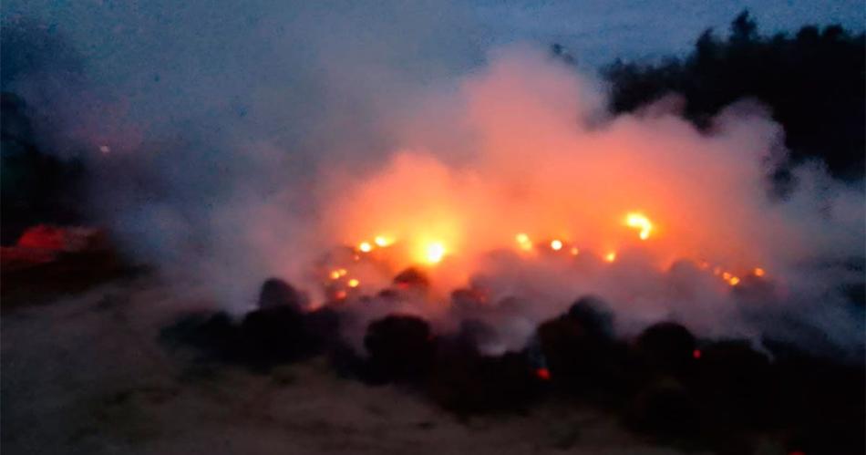 Voraz incendio quemoacute un depoacutesito de alfalfa