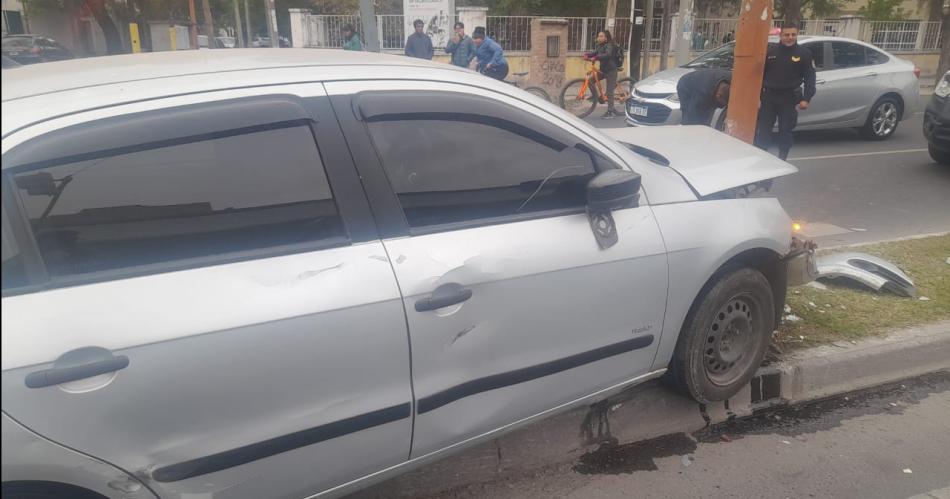 Perdioacute el control de su auto y se estrelloacute con un poste de luz