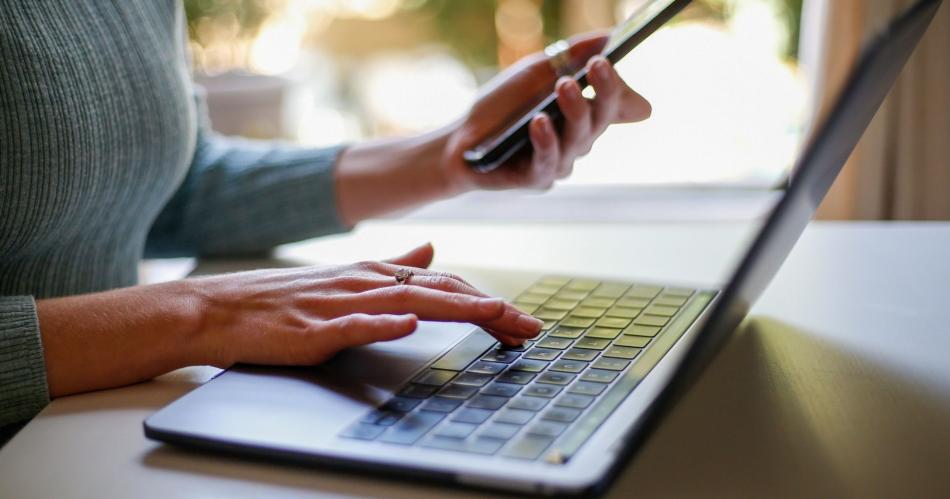 Fueron eliminados los topes que impediacutean aumentos de tarifas de internet celulares y cable