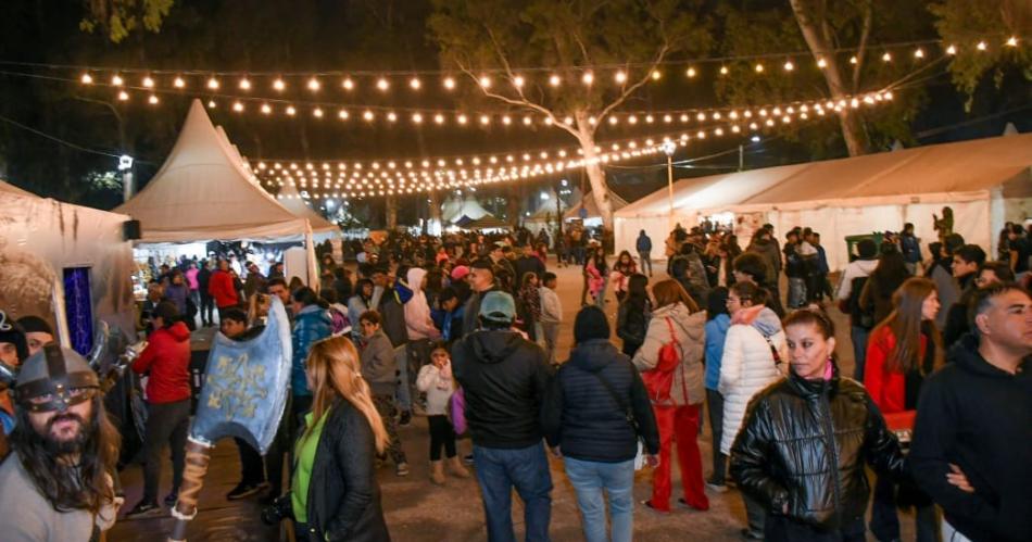 En su segundo diacutea una multitud disfrutoacute ayer de la Feria Artesanal