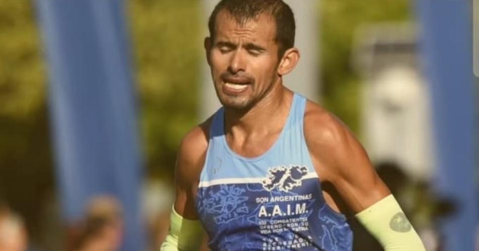 El internacional tucumano Pedro Goacutemez fue el maacutes raacutepido en los 21 kiloacutemetros de  la Ciudad Corre