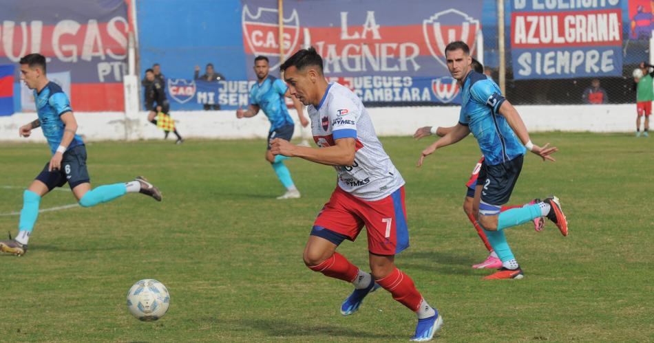 APORTE Claudio Vega jugó m�s retrasado y su experiencia le dio juego a Güemes V�zquez lo reemplazó en el ET