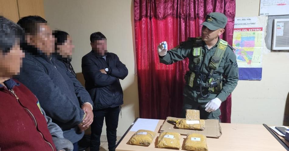 MADRUGADOS- Los dos salteños fueron detenidos a las 4 mientras el frío pegaba fuerte en Pellegrini La droga iba camuflada en el caño de escape