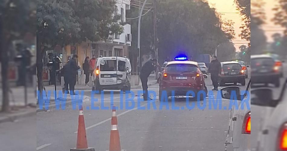 Violento triple choque en calle Alsina dejoacute enormes dantildeos materiales