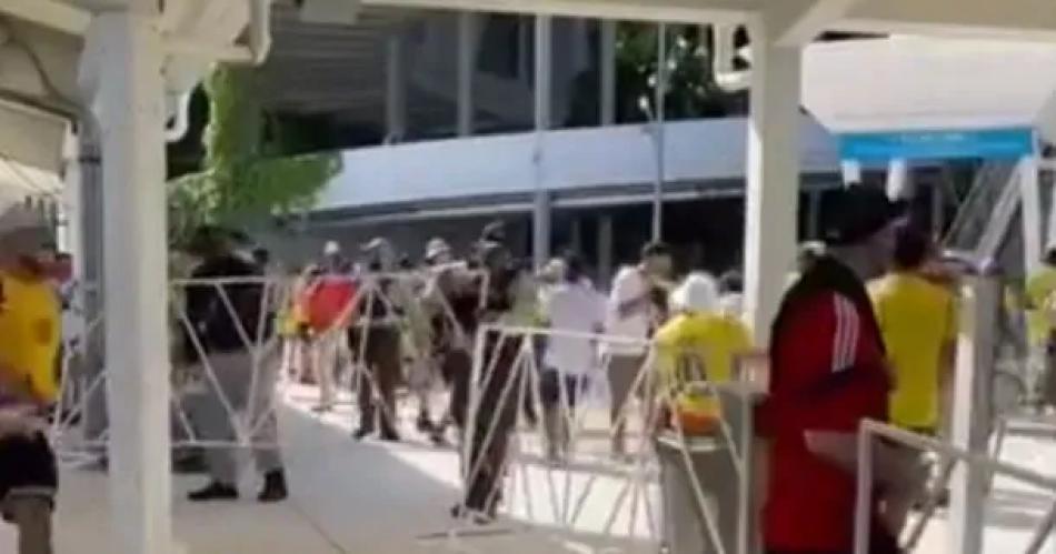 VIDEO Incidentes en la Copa Ameacuterica- hinchas quisieron invadir el estadio sin entradas