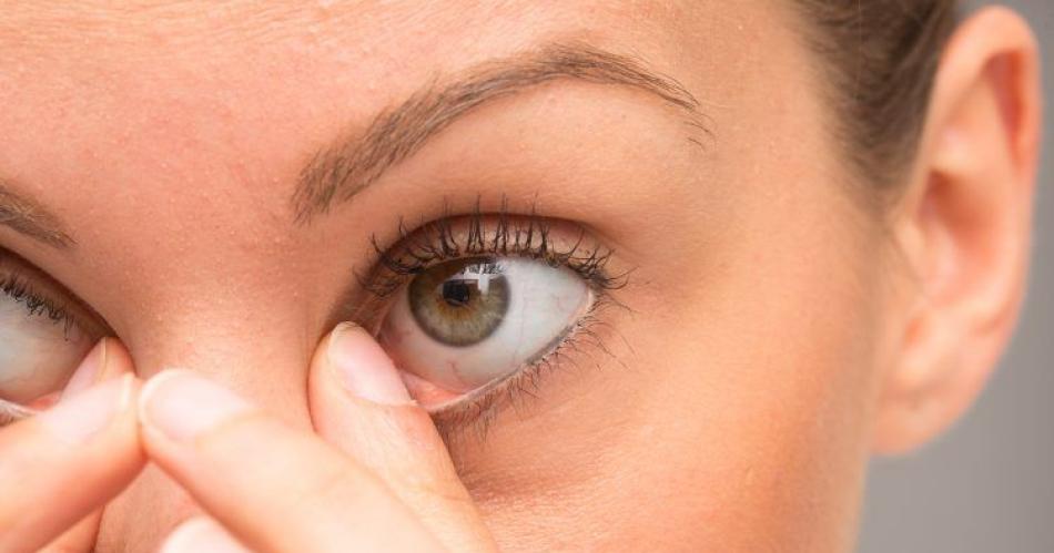 Espasmos oculares iquestqueacute son y por queacute se producen