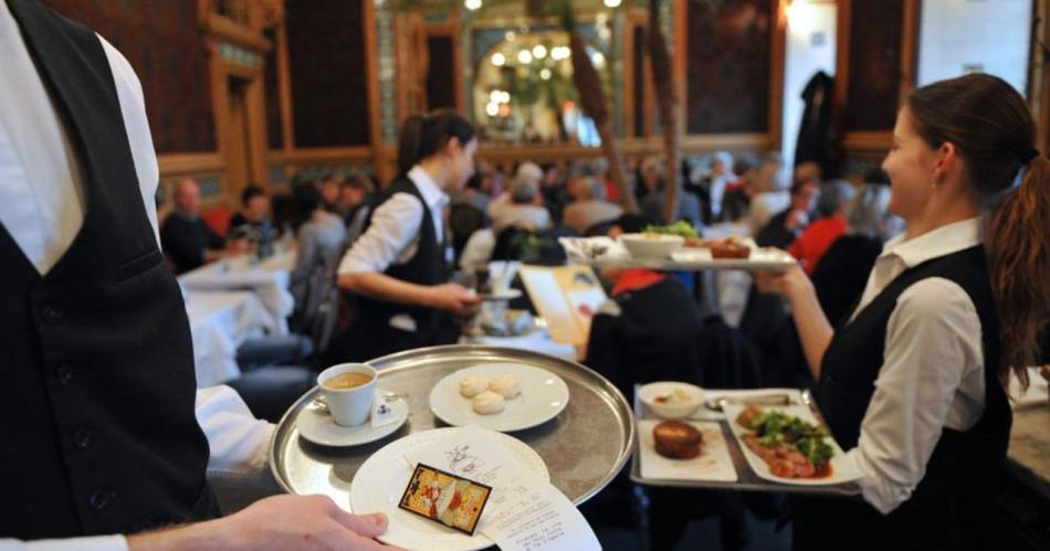 Anuncian proyecto para pagar propinas por medios electroacutenicos