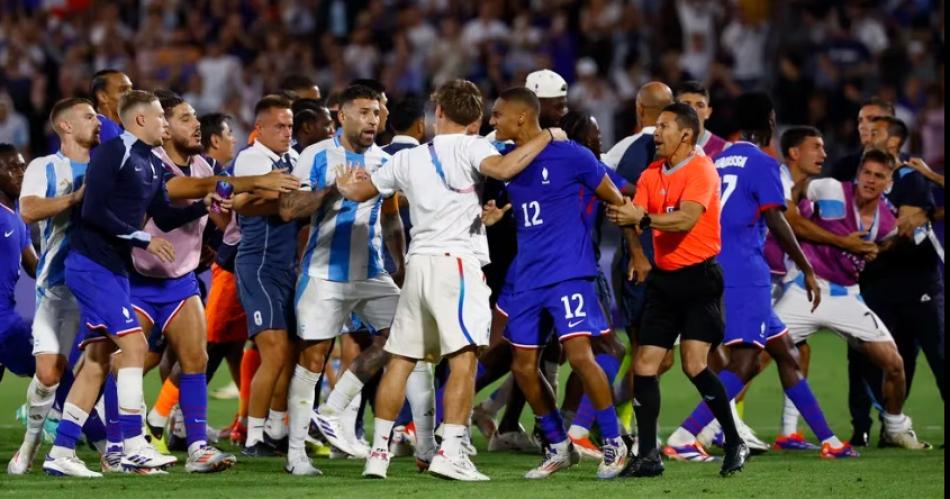 El �rbitro expulsó tras el partido al n�mero 12 de Francia Enzo Millot (Foto- ReutersSusana Vera)