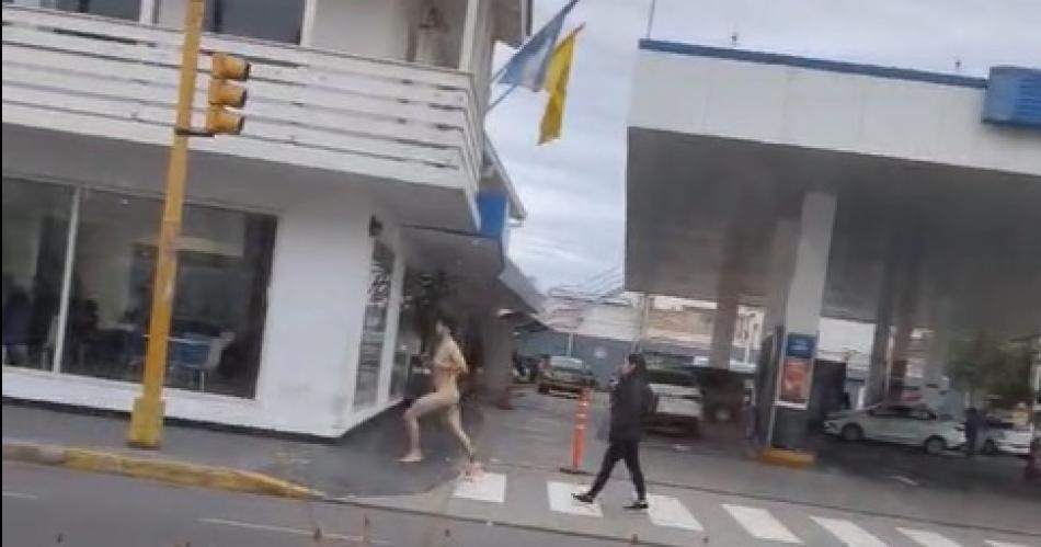Un hombre corrioacute desnudo varias cuadras por la avenida Belgrano