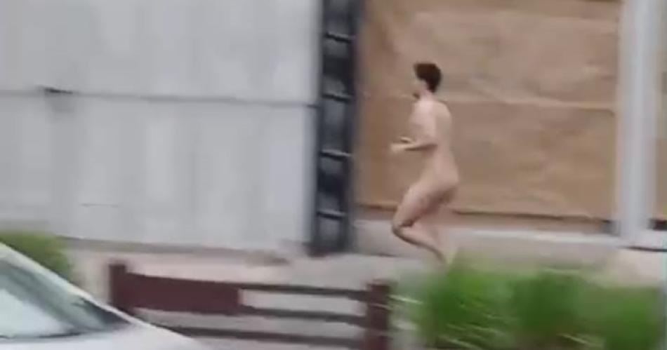 Un hombre corrioacute desnudo varias cuadras por la avenida Belgrano