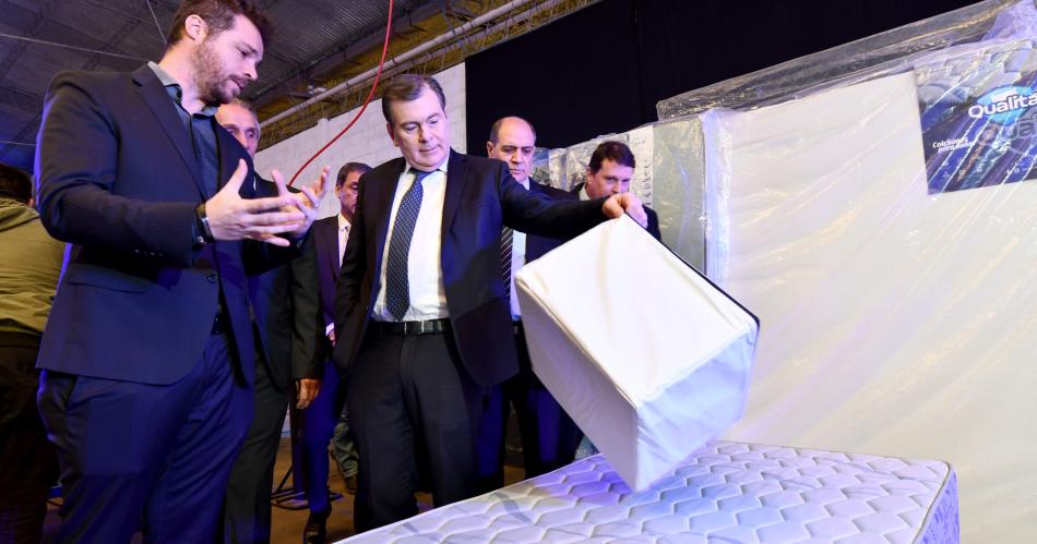 Zamora participoacute de la inauguracioacuten de una faacutebrica de colchones en la zona oeste