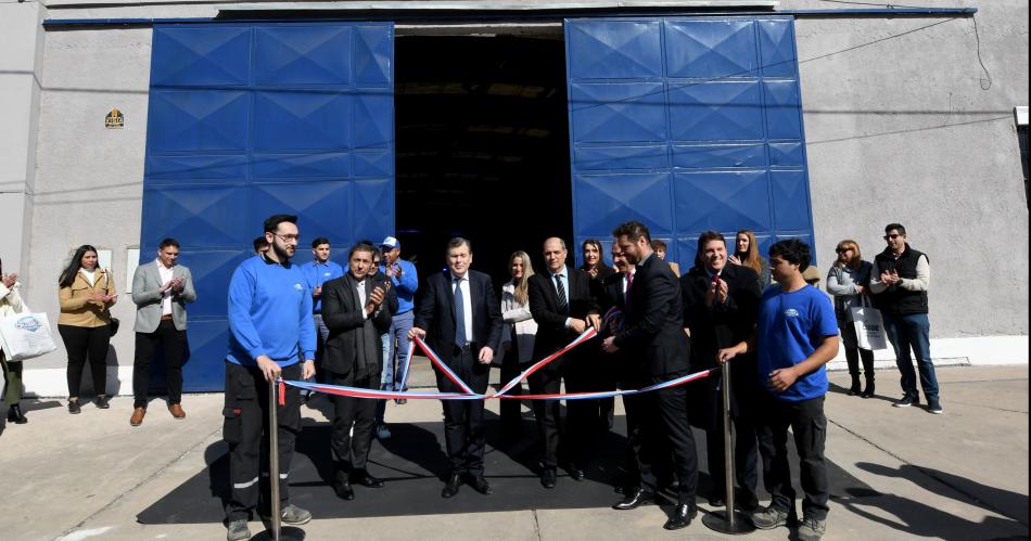 Zamora participoacute de la inauguracioacuten de una faacutebrica de colchones en la zona oeste