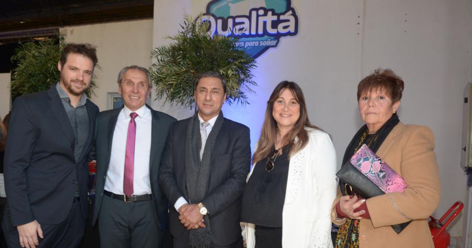 UN BRINDIS POR EL PRESENTE Y EL FUTUR