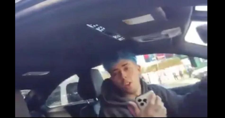 VIDEO Luck Ra chocoacute con su auto y protagonizoacute un insoacutelito momento con un fan