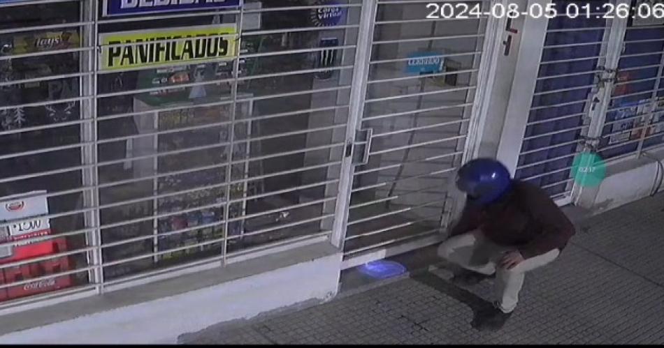 Arrojoacute alcohol y prendioacute fuego el comercio de un patovica que lo habiacutea sacado del boliche