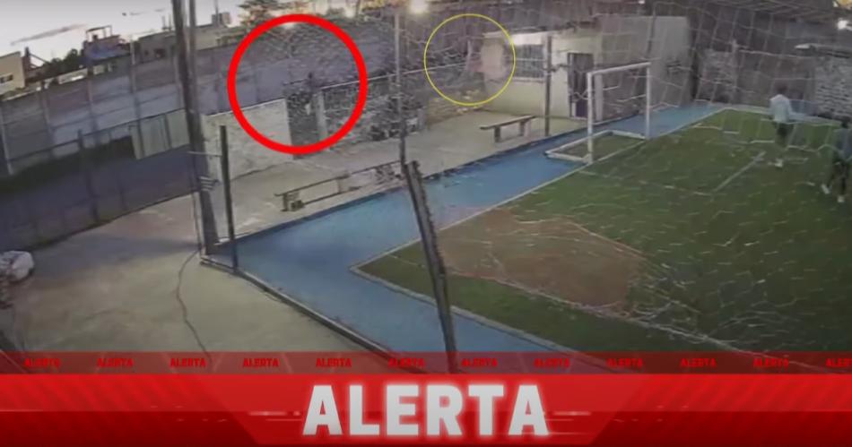 VIDEO DEL HORROR Caminaba por la calle y su hijo le disparoacute en la cabeza