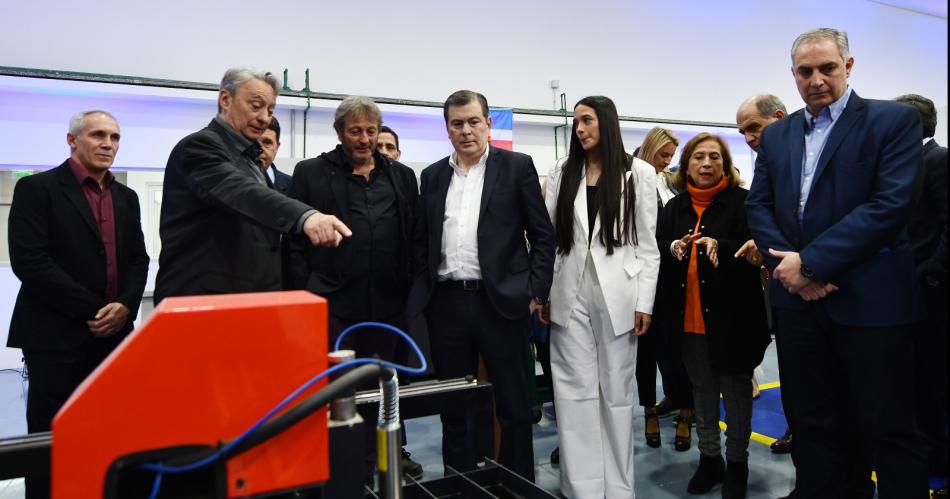 Zamora participoacute de la inauguracioacuten de la nueva planta fabril en Santiago de la empresa Prima Implantes