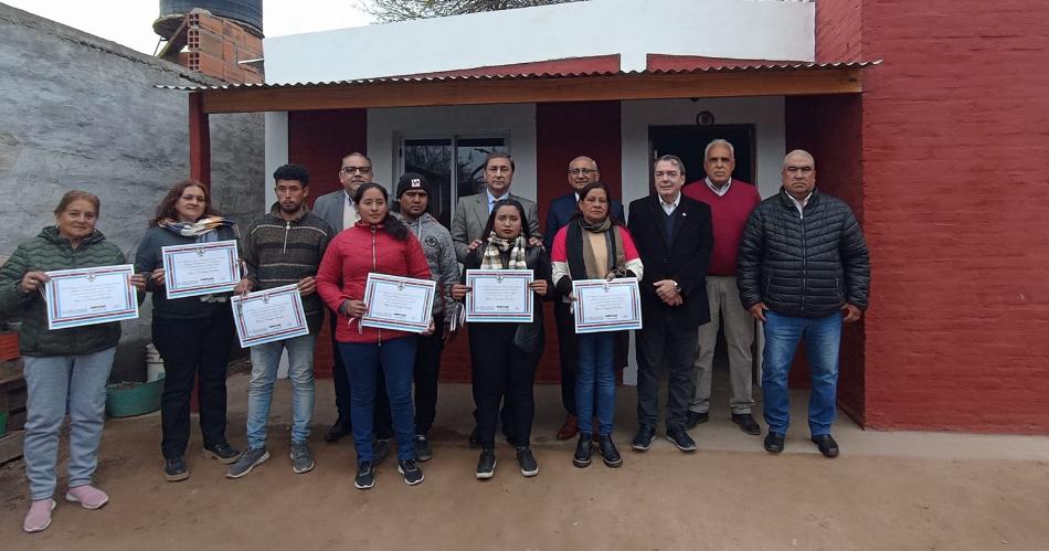 Entregaron 10 viviendas sociales en Aacuterraga y un camioacuten cisterna